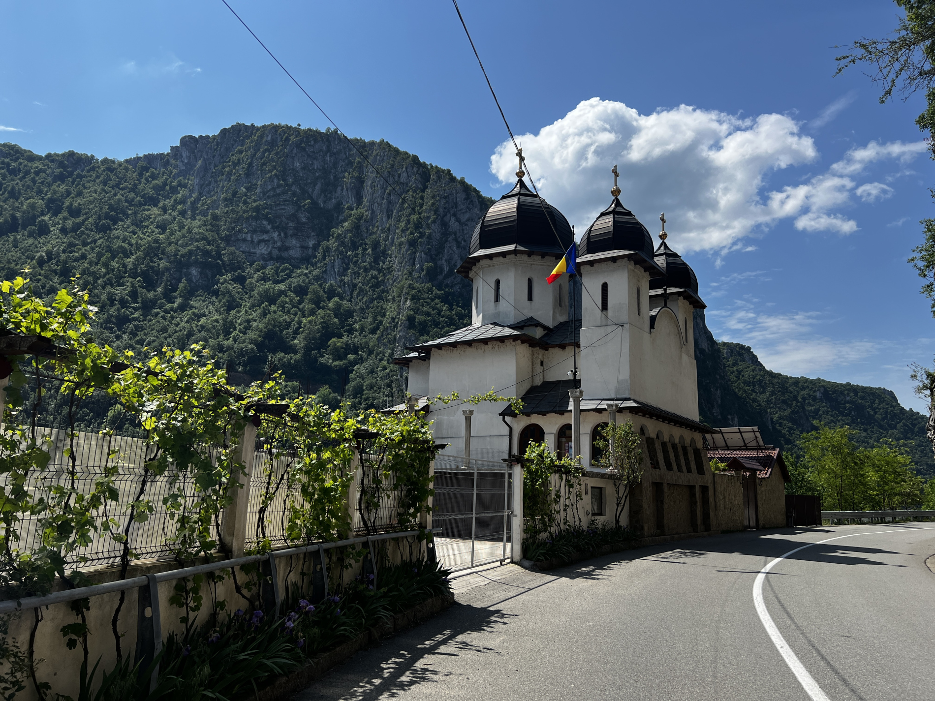 Манастирът Мракония